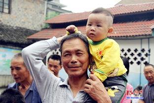 六一亲子吃瓜视频,亲子吃瓜时光,甜蜜回忆满满