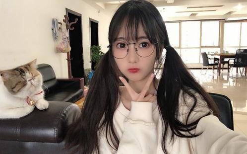 网络吃瓜精神小妹视频,揭秘短视频背后的娱乐狂欢