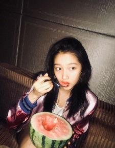 鸟姐吃瓜现场图片视频,趣味瞬间，笑料连连