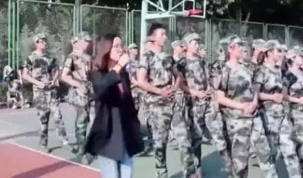 大学军训跳舞视频吃瓜,揭秘军训跳舞视频背后的故事