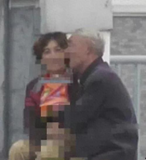 缅甸中国大爷大妈吃瓜视频,中国大爷大妈围观吃瓜，趣味横生