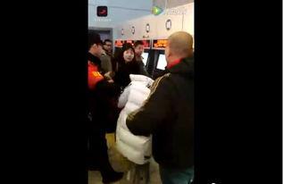 吃瓜不给钱踢摊子视频