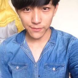 吃哈密瓜帅哥图片高清视频,夏日风情尽收眼底