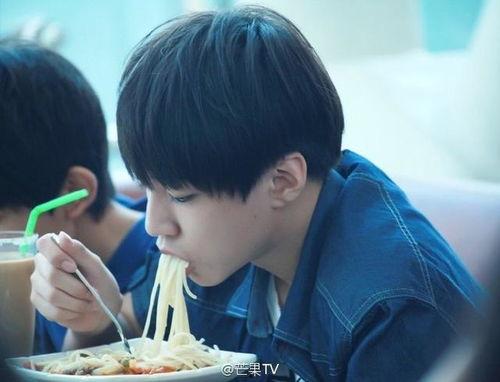 虎牙王俊凯吃瓜视频,王俊凯吃瓜视频，揭秘娱乐圈幕后故事