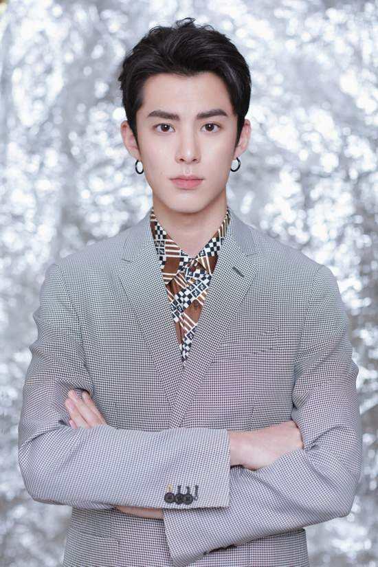 王鹤棣综艺小贾吃瓜视频,揭秘娱乐圈幕后故事