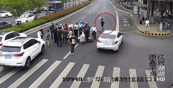 车祸吃瓜被撞视频真实吗,真相还是虚构？