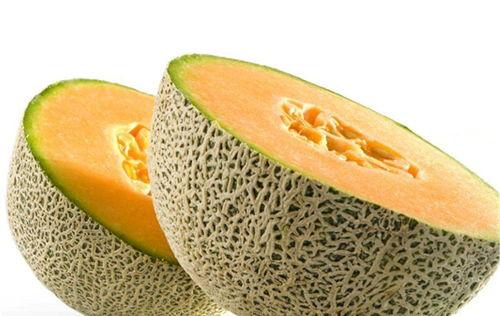 小伙吃哈密瓜甜品视频,小伙挑战哈密瓜甜品，口感惊艳引网友热议