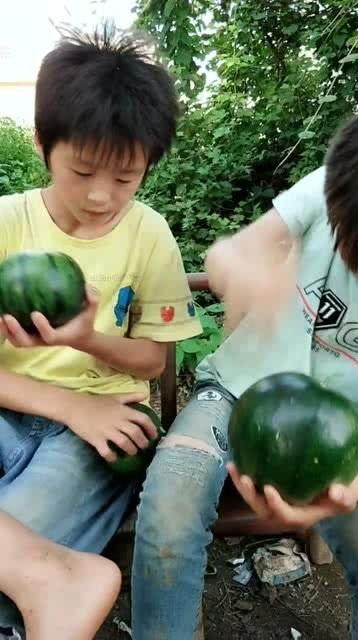 精神小伙在线吃瓜视频