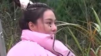 卖衣服的姑娘吃瓜视频,街头时尚瞬间捕捉