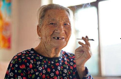 九十岁老奶奶吃瓜视频,笑料百出展现夕阳红风采