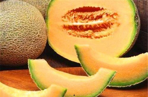 给孩子吃哈密瓜消暑视频