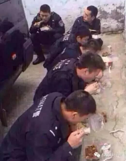 警察吃瓜被摔死视频播放,网络视频引发社会关注