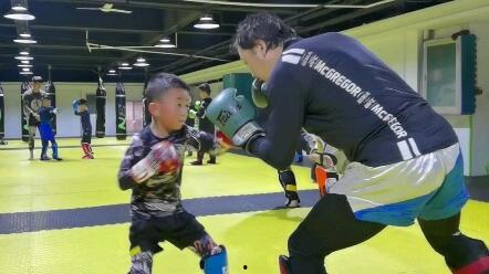 拳击馆小孩吃瓜视频播放,拳击馆内萌娃吃瓜视频引网友热议
