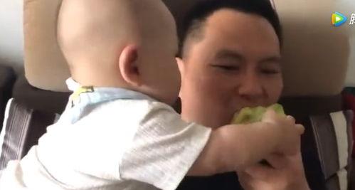 小孩看见父亲吃瓜视频真实,小孩目睹父亲吃瓜视频的爆笑瞬间