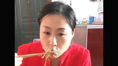 中国大姐吃瓜视频,揭秘网络红人背后的生活点滴